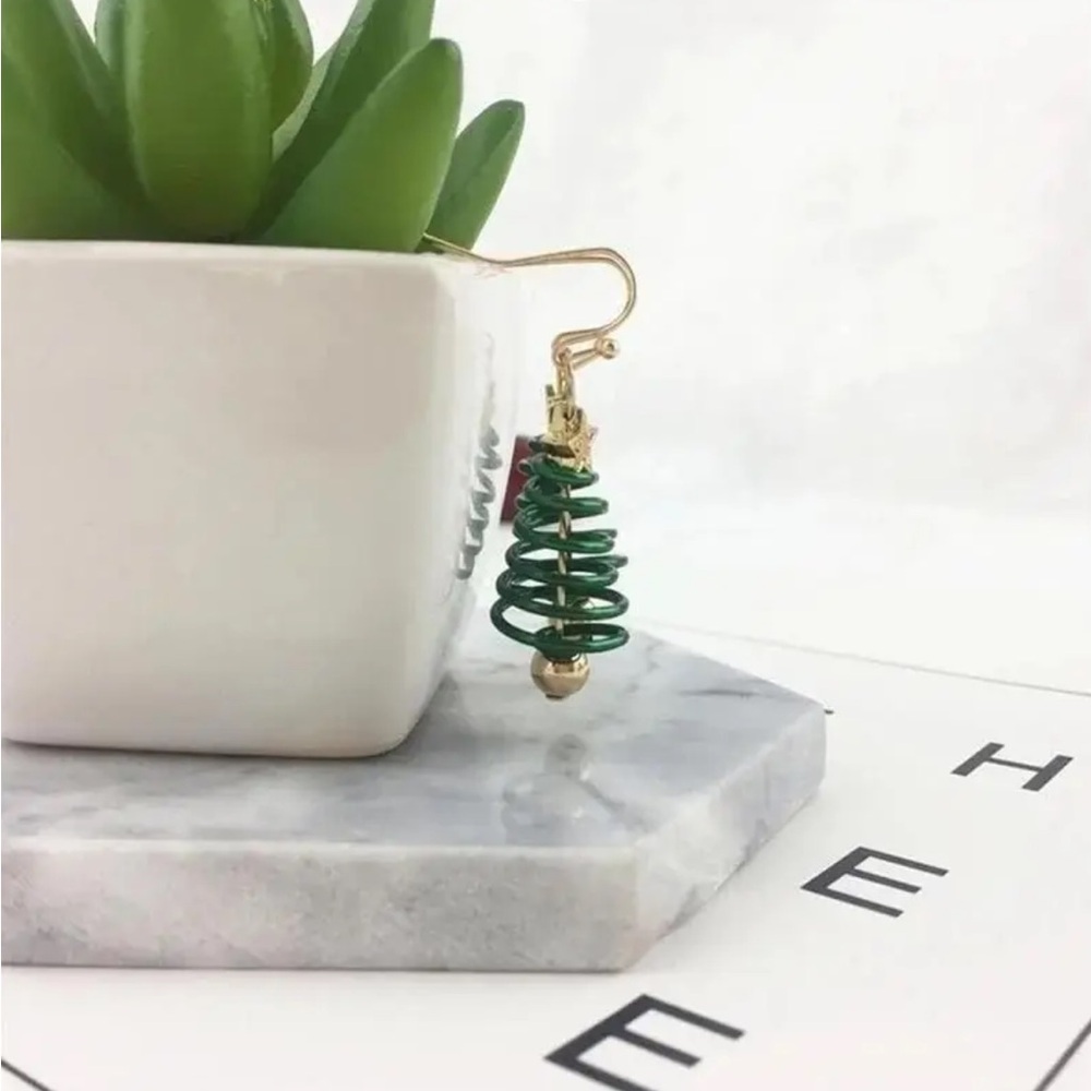 🎄Festive Gold and Green Spiral Tree Earrings - Picture 3 of 10